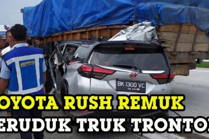 Mobil Toyota Rush remuk hantam Truk Tronton di Tol Kualanamu, Senin (3/2/2020). 