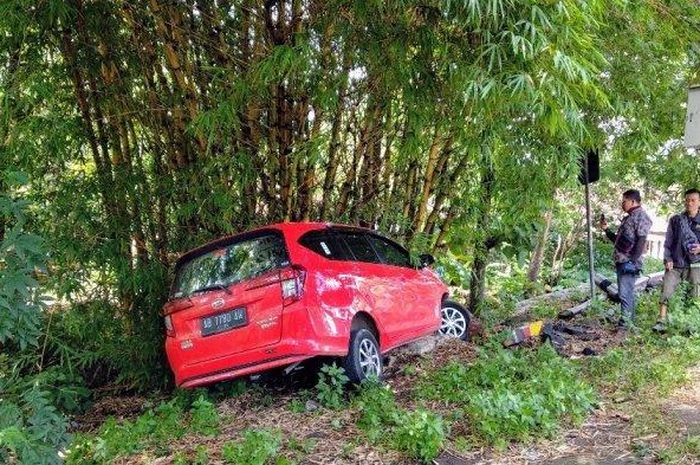 Mobil Daihatsu Sigra yang terperosok dan menabrak pohon bambu di Jalan Yogya-Wonosari, Dusun Beji, Patuk, Gunungkidul pada Selasa (04/02/2020)  