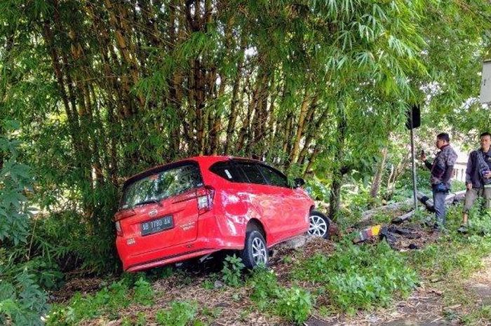 Mobil Daihatsu Sigra yang terperosok dan menabrak pohon bambu di Jalan Yogya-Wonosari, Dusun Beji, Patuk, Gunungkidul pada Selasa (04/02/2020)  