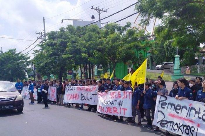 Pergerakan Mahasiswa Islam Indonesia (PMII) UIN Walisongo Semarang menggelar demo di depan kamppus 1 dengan membllokade Jalur Pantura