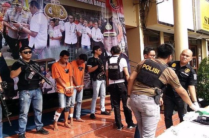 Pelaku curanmor yang memakai jimat saat beraksi berhasil ditangkap polisi di Jelambar, Jakarta Selasa (4/2/2020). 