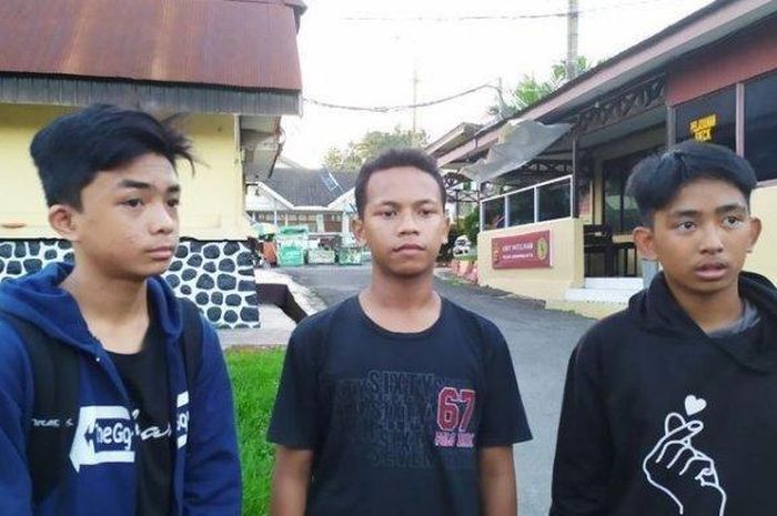 Pandu, Riswan, dan Zaidan mengejar jambret itu dengan sepeda motor