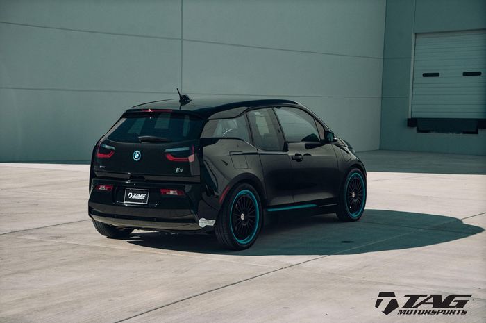 Tampilan belakang mobil listrik BMW i3 dengan pelek HRE