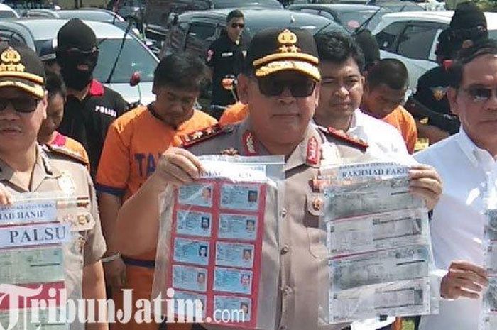 Kapolda Jatim Irjen Pol Luki Hermawan saat pers rilis di Lapangan Mapolda Jatim 