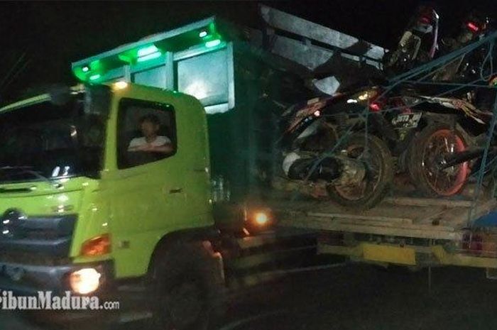 77 unit motor usai penggerebekan di rumah Bangkalan Madura, diangkut menggunakan truk 