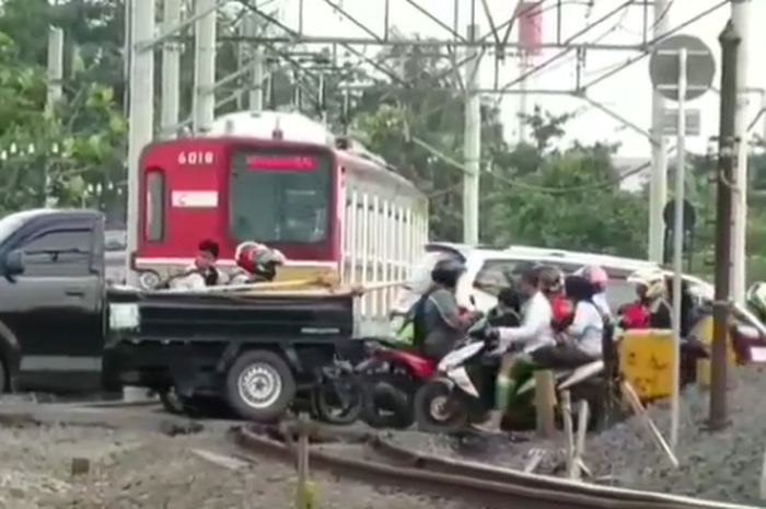 Kereta api mendadak berhenti saat masih ada kendaraan yang melintas di tengah perlintasan