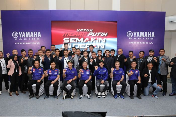 Para punggawa tim lokal Yamaha Indonesia bersama pembalap Yamaha MotoGP dan jajaran YIMM