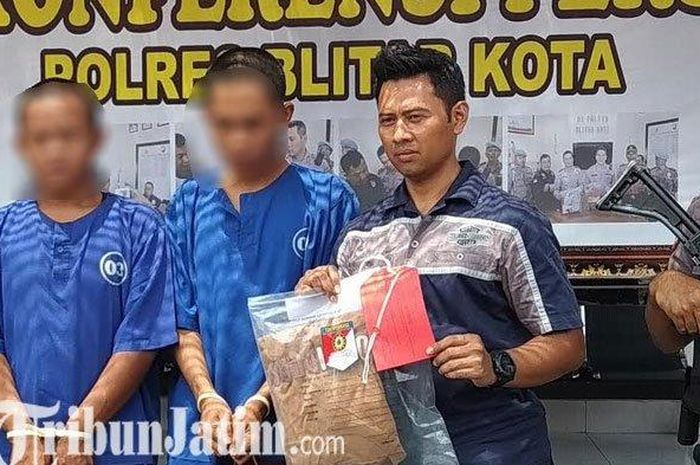 Polisi menunjukkan kedua tersangka dan barang bukti kasus pengeroyokan, Rabu (5/2/2020).  