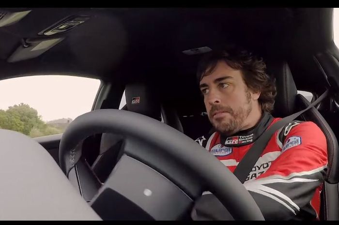 Aksi Fernando Alonso saat mengendarai Toyota GR Yaris di Sirkuit Estoril, Portugal