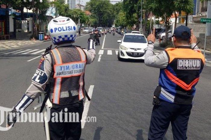 Petugas Dishub Surabaya mengatur lalu lintas di Jalan Walikota Mustajab yang berubah menjadi searah