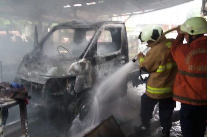 Daihatsu Gran Max ludes terbakar saat proses pengelasan kabin di bengkel mobil kawasan Ciracas, Jaktim