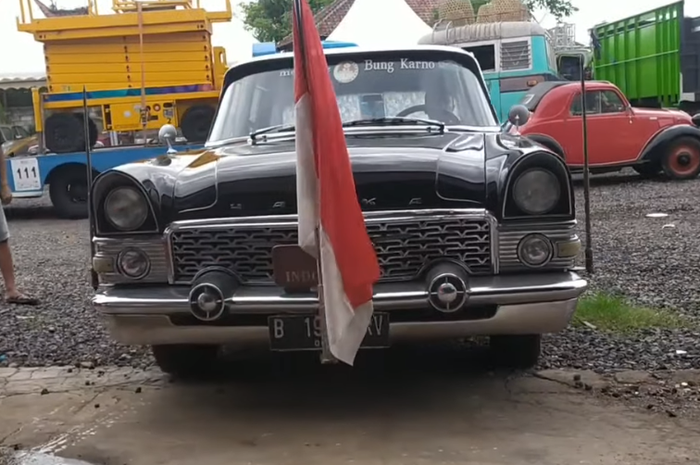 GAZ-13 Chaika, mobil kepresidenan era Ir Soekarno yang dibawa dari Uni Soviet.