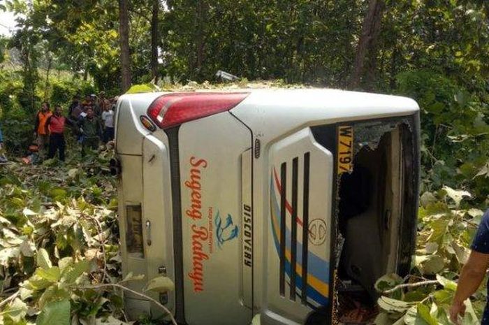 Bus Sugeng Rahayu jurusan Surabaya-Yogyakarta menabrak pohon