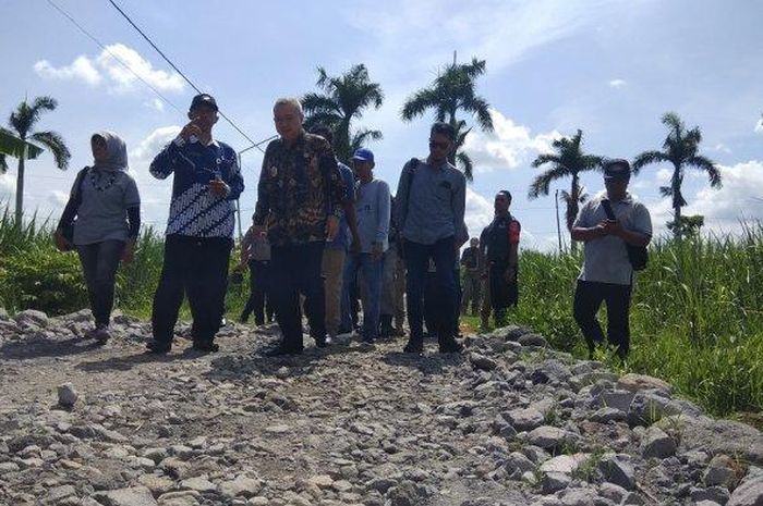 Bupati Bantul, Suharsono dan Kepala DPUPKP saat meninjau jalan rusak di Bantul