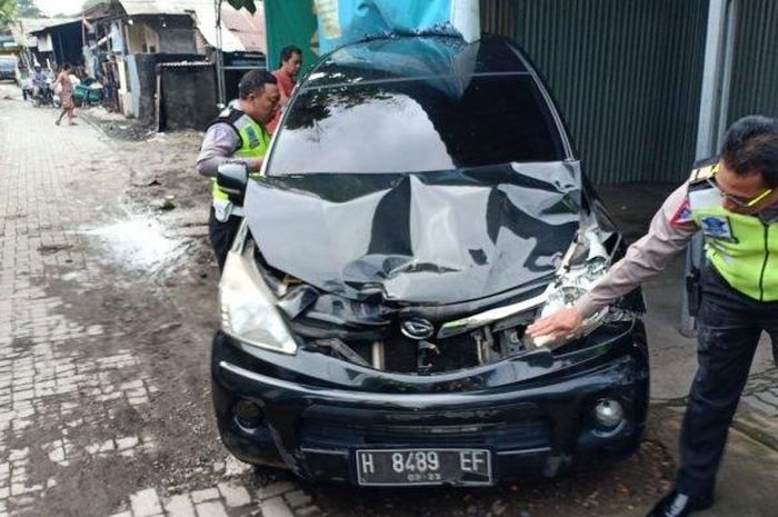 Daihatsu Xenia ringsek tabrak bak truk parkir, kabur usai hajar pejalan kaki hingga tewas di Semarang