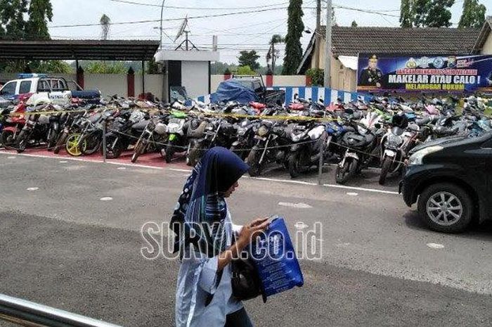 Barang bukti sebanyak 77 unit sepeda motor bodong hasil penggerebekan terparkir di Mapolres Bangkalan, Jumat (7/2/2020)