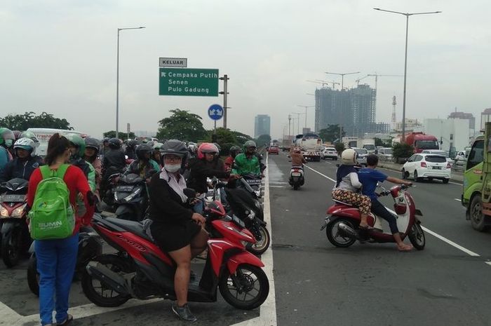  Jalan Tol Layang Wiyoto Wiyono bisa dilalui oleh kendaraan roda dua.