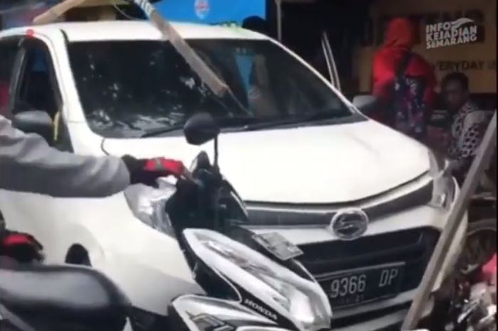 Daihatsu Sigra tabrak lapak tambal ban dan tiga motor