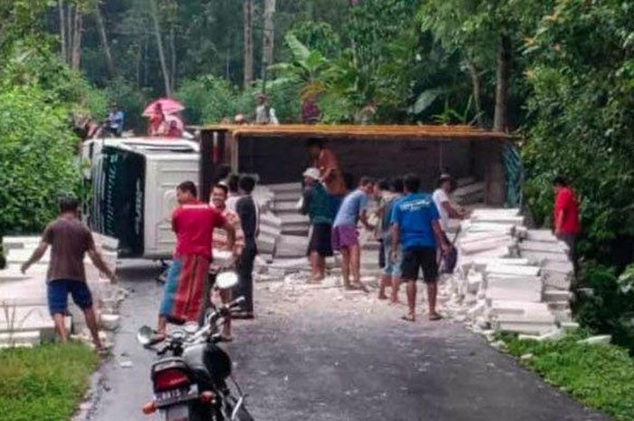 Truk bermuatan bata ringan terguling akibat tak kuat menanjak di jalur Kampak-Dongko, Kabupaten Trenggalek, Minggu (9/2/2020).  