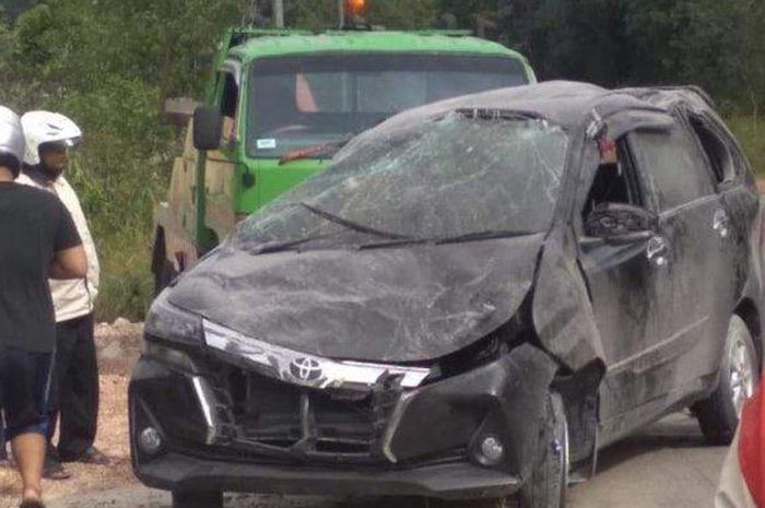Toyota New Avanza terguling usai pecah ban saat melaju di kawasan Sei Temiang, kota Batam