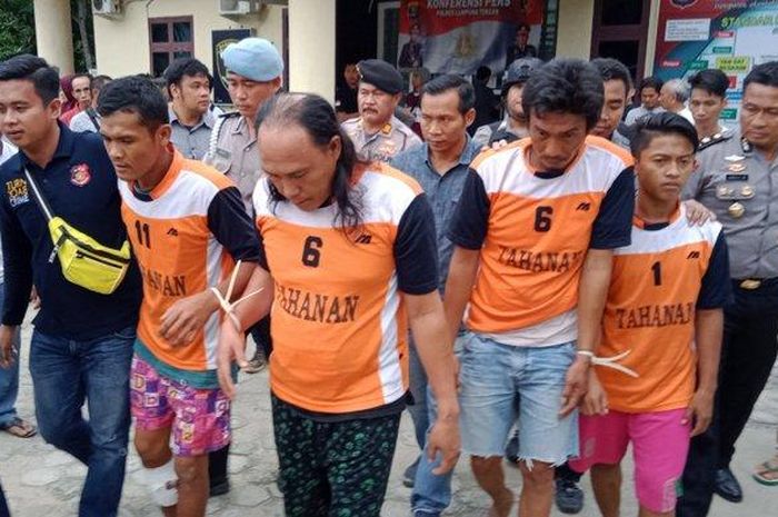 Para pelaku terkait dengan penemuan mayat PNS di Bumi Ratunuban, Lampung Tengah, beberapa waktu lalu, dihadirkan dalam ekspose perkara di Polres Lampung Tengah, Sabtu (8/2/2020) sore. 