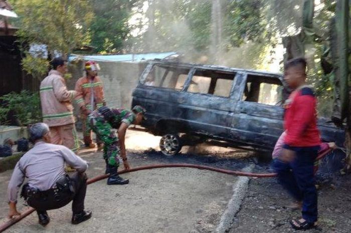 Toyota Kijang Super ludes terbakar di pagi hari, api di awali dari dalam kabin