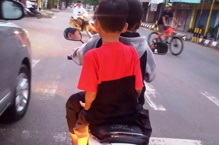 Dua anak di Kota Pekalongan tertangkap kamera sedang mengendarai sepeda motor Yamaha Vega R berplat merah dan tidak menggunakan helm. Foto tersebut diambil dari postingan Facebook Imaduddin Muhammad, Minggu (9/2/2020).  