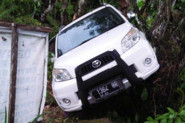 Mobil Toyota Rush terperosok ke perkebunan warga di Pupuan, Tabanan, Minggu (09/02/2020)