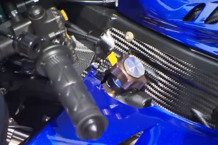 Knob yang diputar di samping sasis kiri Yamaha YZR-M1 Valentino Rossi berfungsi sebagai holeshot device