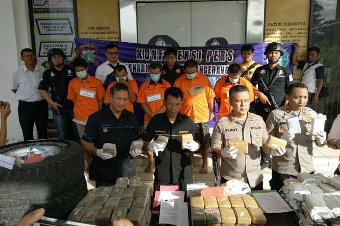 Kepolisian Ciputat menangkap pengedar narkoba jenis ganja berinisial EP, BM, NAF, DI dan US di lokasi berbeda kawasan Pesanggrahan Jakarta Selatan dan Sukabumi, Jawa Barat, Rabu (5/2/2020).