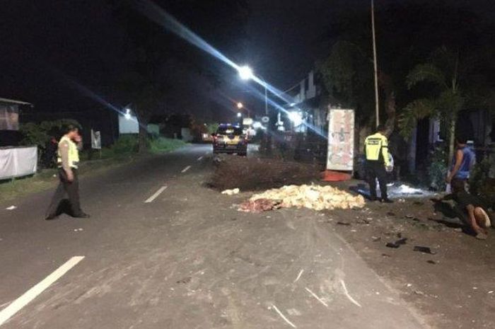 Polisi saat melakukan olah TKP di jalan raya Desa Ngembung, Kecamatan Cerme, Senin (10/2/2020).  