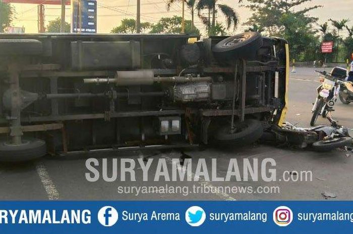 Empat kendaraan terlibat kecelakaan di Jalan Raya Surabaya - Banyuwangi, Desa Cangkringmalang, Kecamatan Beji, Kabupaten Pasuruan, Senin (10/2/2020) pagi.  