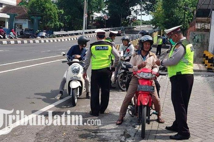 Kegiatan operasi penindakan pengendara sepeda motor yang melintas di Fly Over Jalan Ahmad Yani, Kota Malang, Senin (10/02/2020). 