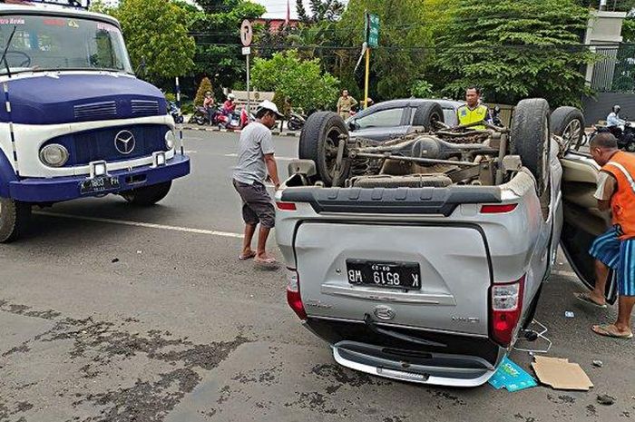 Daihatsu Xenia terguling di tengah jalan setelah hantam pembatas jalan