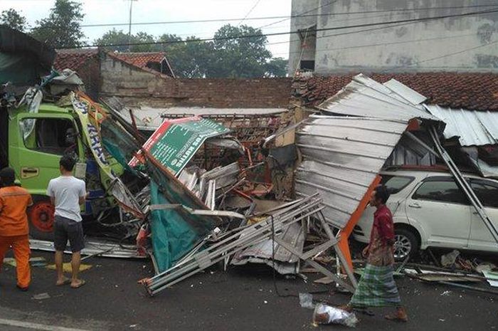 Sebuah truk menabrak empat rumah dan dua unit mobil di Jalan Raya Sunan Gunungjati, Desa Astana, Kecamatan Gunungjati, Kabupaten Cirebon, Selasa (11/2/2020) pagi. 