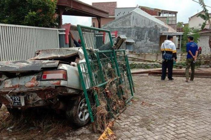 Mitsubishi Lander Fiore 1986 yang hanyut terbawa arus banjir di Lowokwaru, kota Malang, Jatim