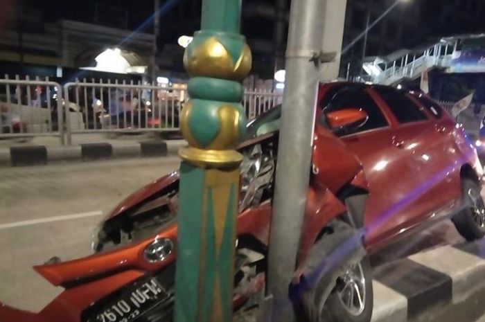 Toyota Calya hancur terjang pembatas dan tiang di underpass Mampang arah Rasuna Said