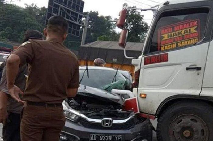 Kecelakaan mobil Honda Brio dan truk di lampu merah exit tol Bawen, Desa Tegalrejo, Bawen, Kabupaten Semarang, Selasa (11/2/2020) pagi. 