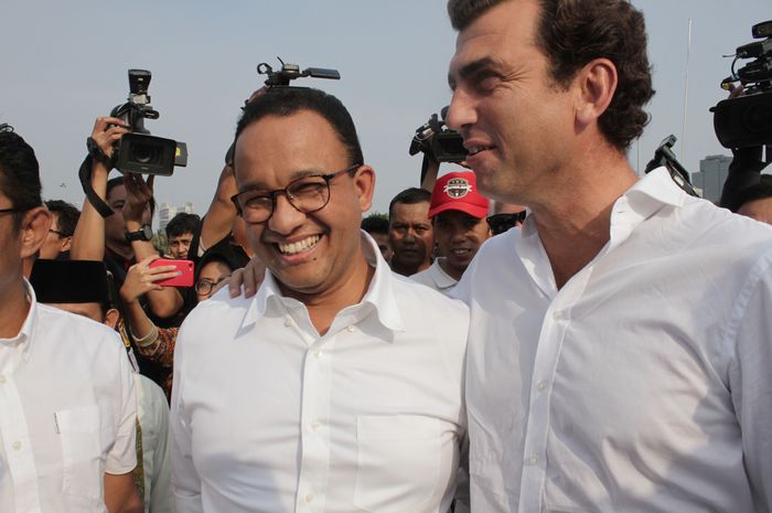 Anies Baswedan dan Alberto Longo (COO Formula E)