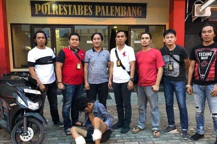Anggota tekab134 Polrestabes Palembang, ketika melumpuhkan Yanto, pelaku yang resedivis curanmor, Rabu (12/2/2020) 