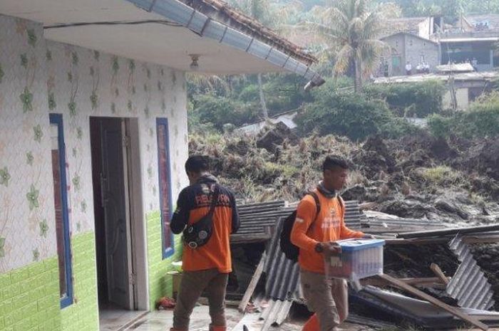 Longsor terjadi di dekat tol Purbaleunyi KM 118, Hegarmanah, Mekarsari, Ngamprah, kabupaten Bandung Barat