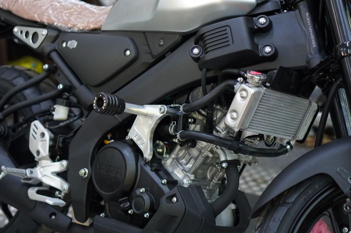 Yamaha XSR155 dengan frame slider WR3 terpasang