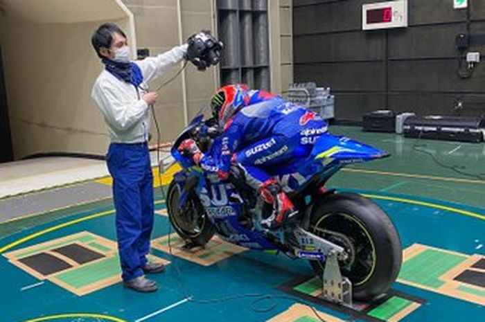 Salang seorang insinyur Suzuki melakukan uji coba aerodinamikan motor MotoGP Suzuki GSX-RR di terowongan angin atau hairdyer kalau kata Alex Rins