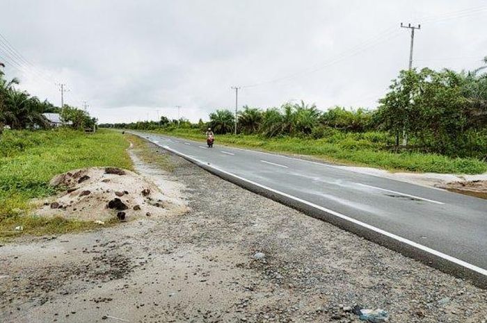 Jalan pintas arah Sampit- Palangkaraya dibangun Pemkab Kotim dari Simpang Kandan (Kotabesi) menuju Jalan Sumekto arah Bandara H Asan Sampit, hingga, Rabu (12/2/2020) masih dikerjakan. Sebagian jalan sudah beraspal dan bisa dilalui kendaraan 