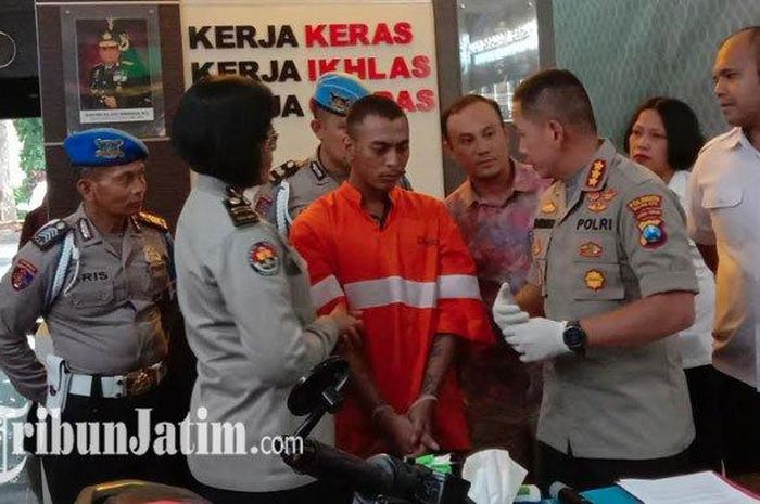 Kapolres Malang Kota, Kombes Pol Leonardus Simarmata saat menunjukkan gambar barang bukti yang digunakan tersangka melakukan aksinya.  