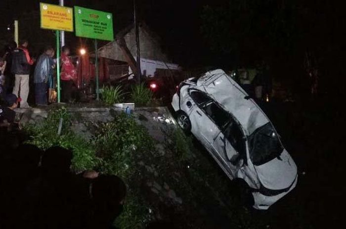 Toyota Avanza anjlok ke sebuah sungai hingga menyebabkan satu orang tewas