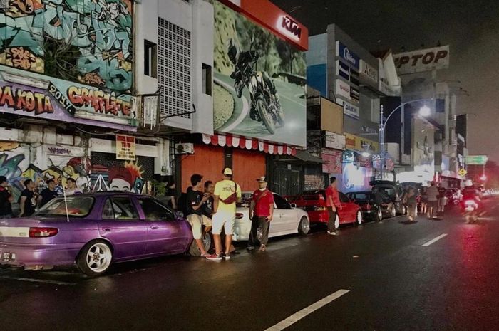 Deretan mobil berjejer milik anggota yang mengikuti acara Meet n Coffee