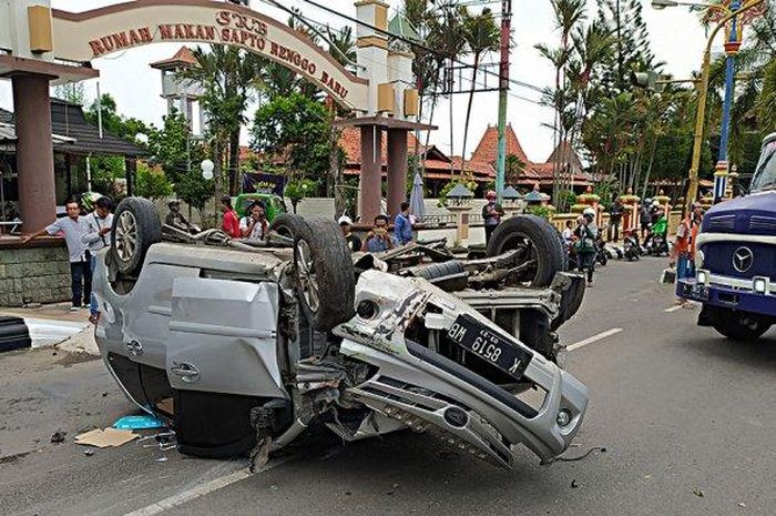 Daihatsu Xenia terbalik di Jalan Raya Pati-Kudus KM 4