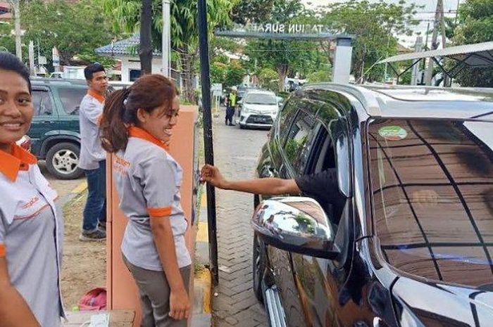 Parkir mobil di Stasiun Gubeng Surabaya kini wajib dibayar secara nontunai menggunakan e-money. 
