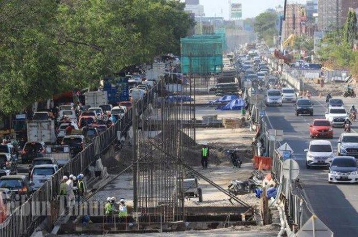 Suasana pengerjaan Tiang penyanggah jembatan tol layang di Jl Ap Pettarani, Makassar, Rabu (7/8)
